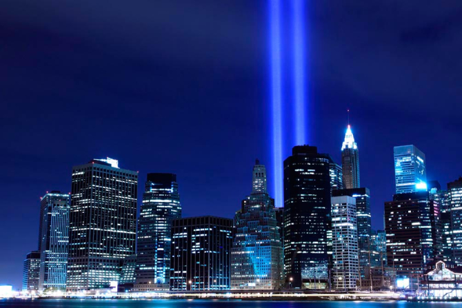 Фотошпалери Висотки New Уогка ловлять промені