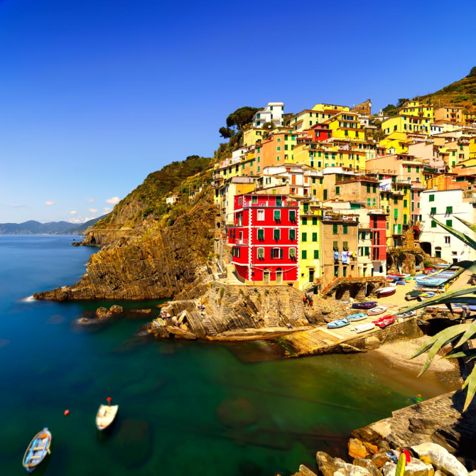 Фотошпалери червоно-жовті будинку над морем