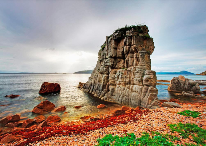 Фотообои Маленькая скала, вода