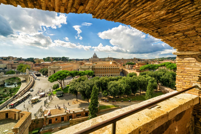 Фотошпалери вид на місто з кам'яного балкона