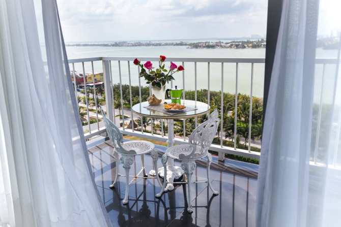 Фотошпалери вид на море з балкона білого