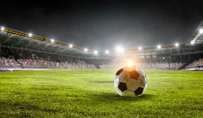 Фотообои мяч на футбольном поле