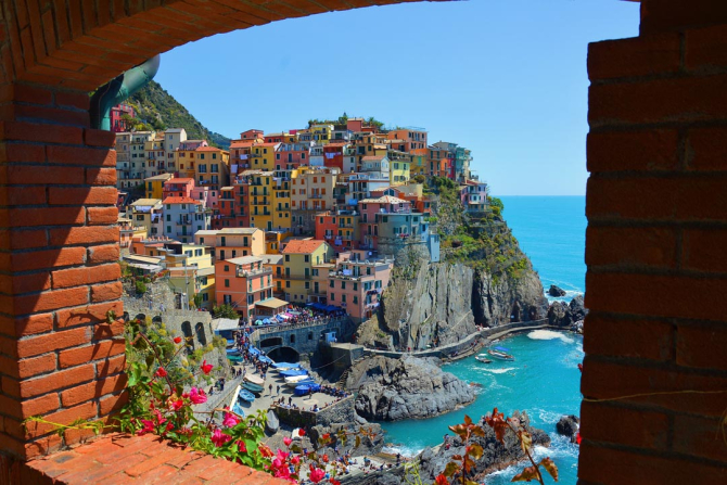 Фотообои разноцветные домики над морем