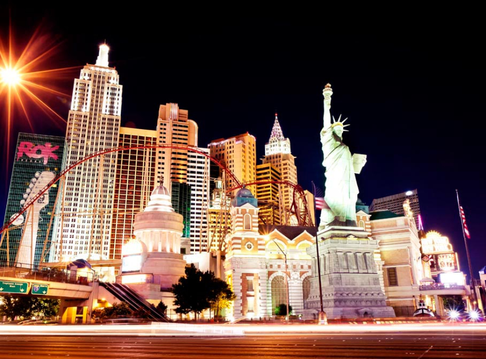 выбрать Фотообои Высотки, статуя свободы Фотообои Город на стену