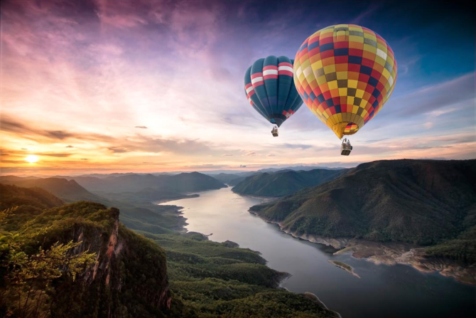 Фотошпалери Два повітряні кулі над річкою