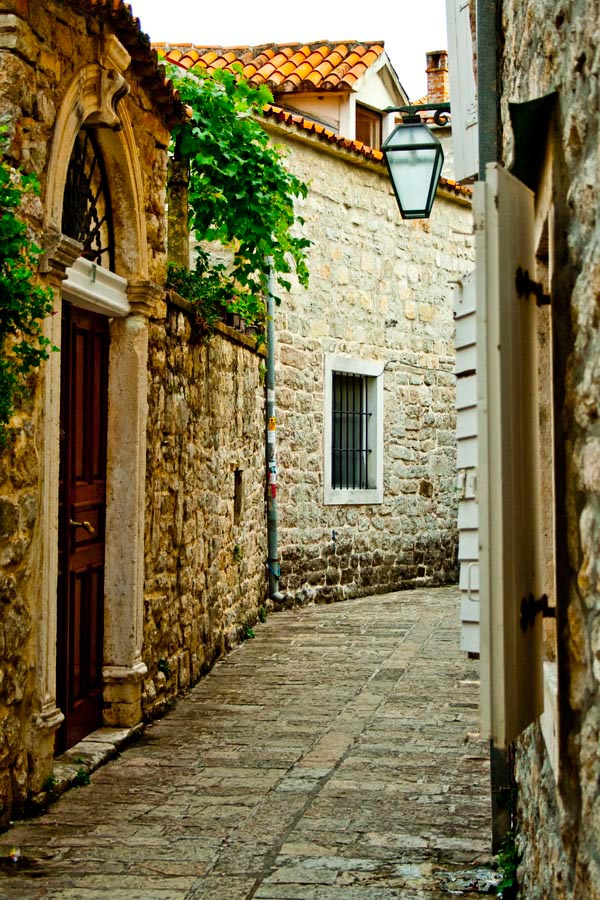 Фотошпалери Вузька вуличка з ліхтарем