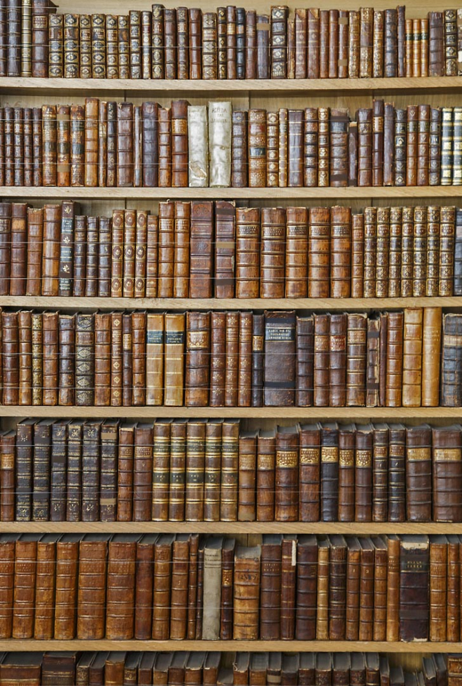 Фотошпалери шафа зі старими книгами