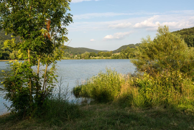 Фотошпалери на березі річки