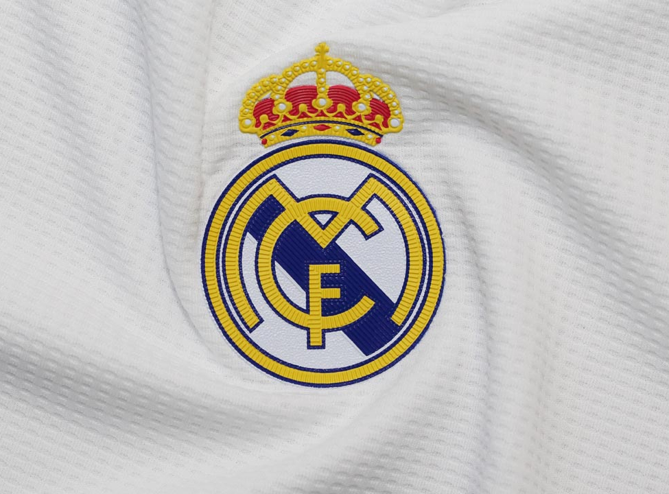 выбрать Фотошпалери нашивка Real Madrid Фотошпалери футбол на стіну