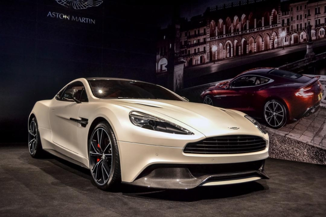 Фотообои большая кремовая машина