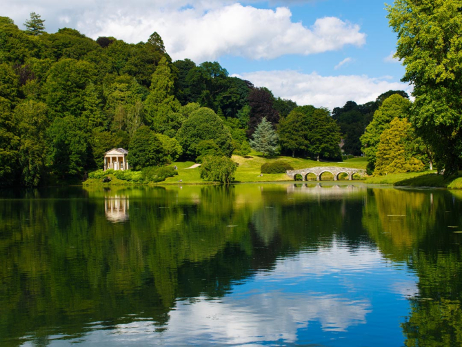 Фотообои домик и мостик над озером
