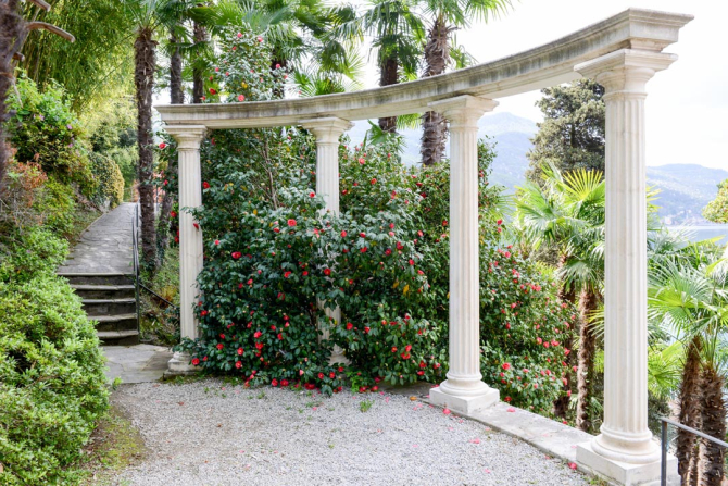 Фотошпалери білі колони в кольорах над морем