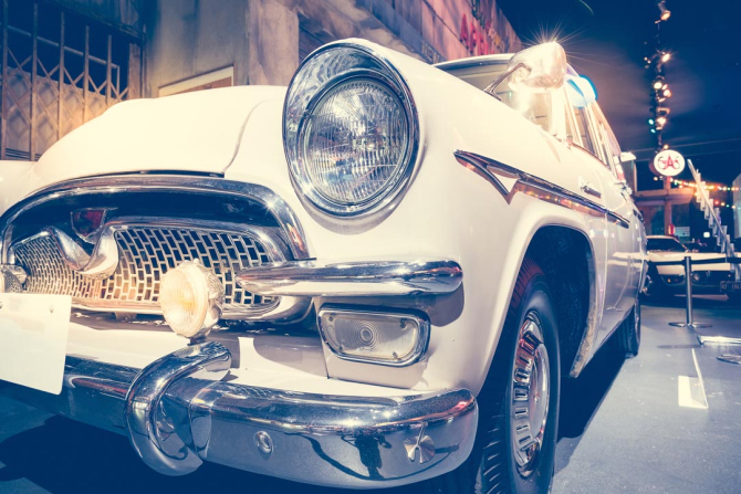 Фотошпалери біла машина