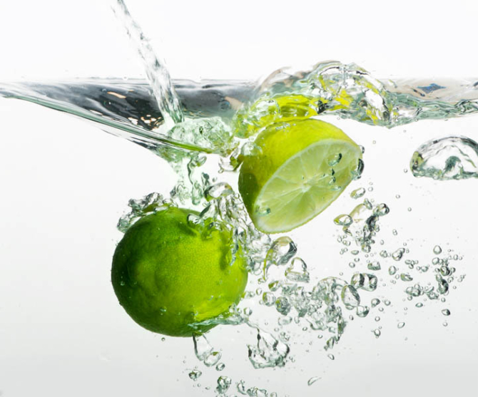 Фотошпалери лайм у воді