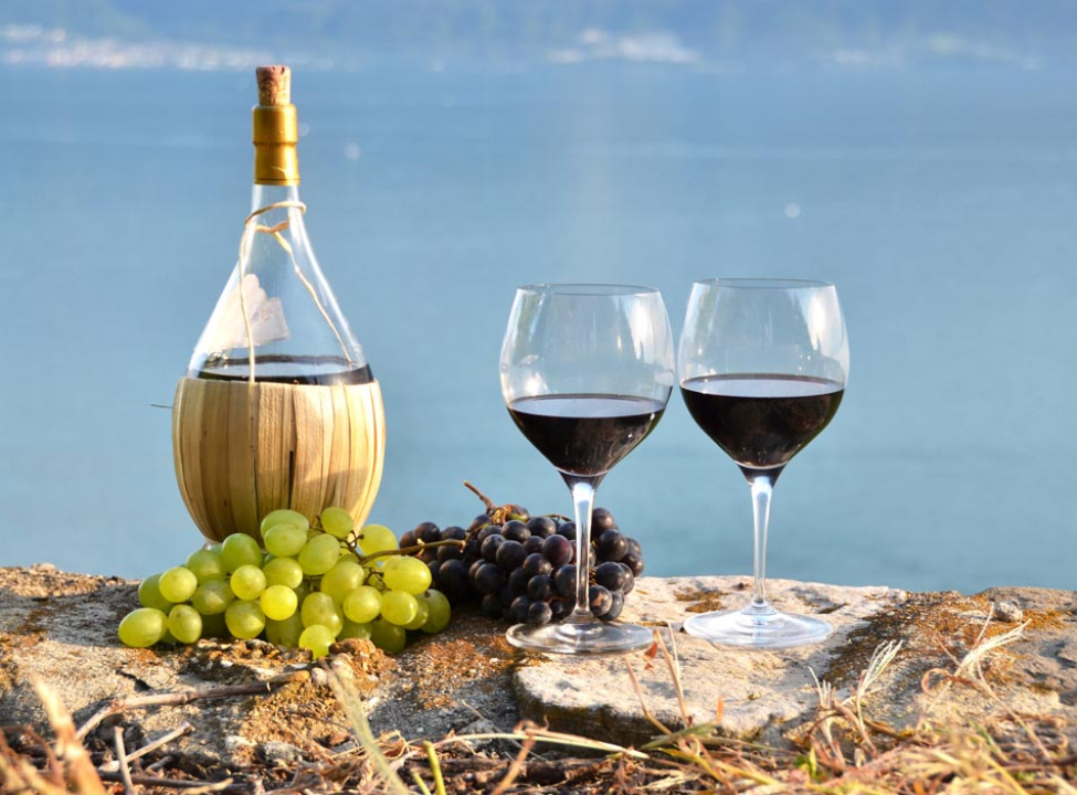 выбрать Фотообои красное вино на берегу Фотообои Еда и напитки на стену